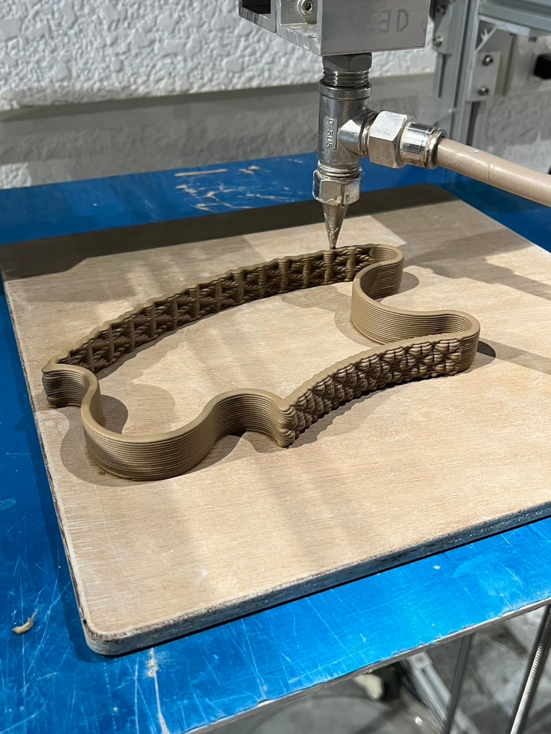 陶瓷 3D 列印機正在列印花器